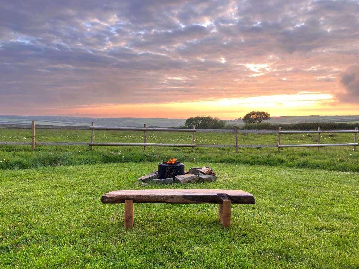 Shepherds Hut In A Private Meadow With Sea Views Хартланд Екстериор снимка